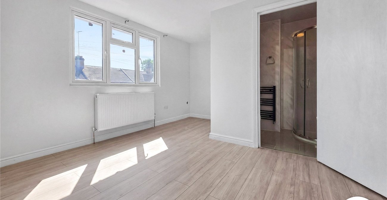 4 bedroom house to rent in London | Robinson Jackson