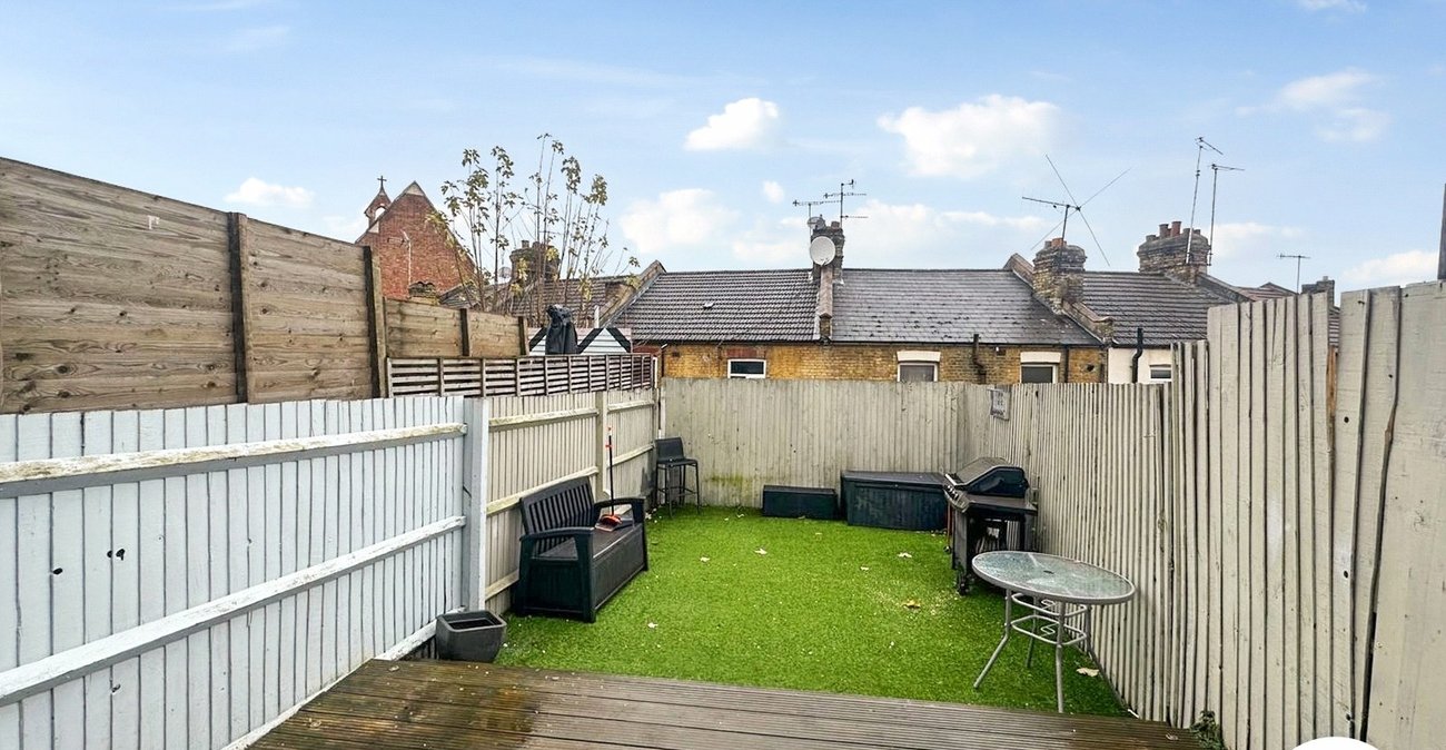 2 bedroom property to rent in London | 