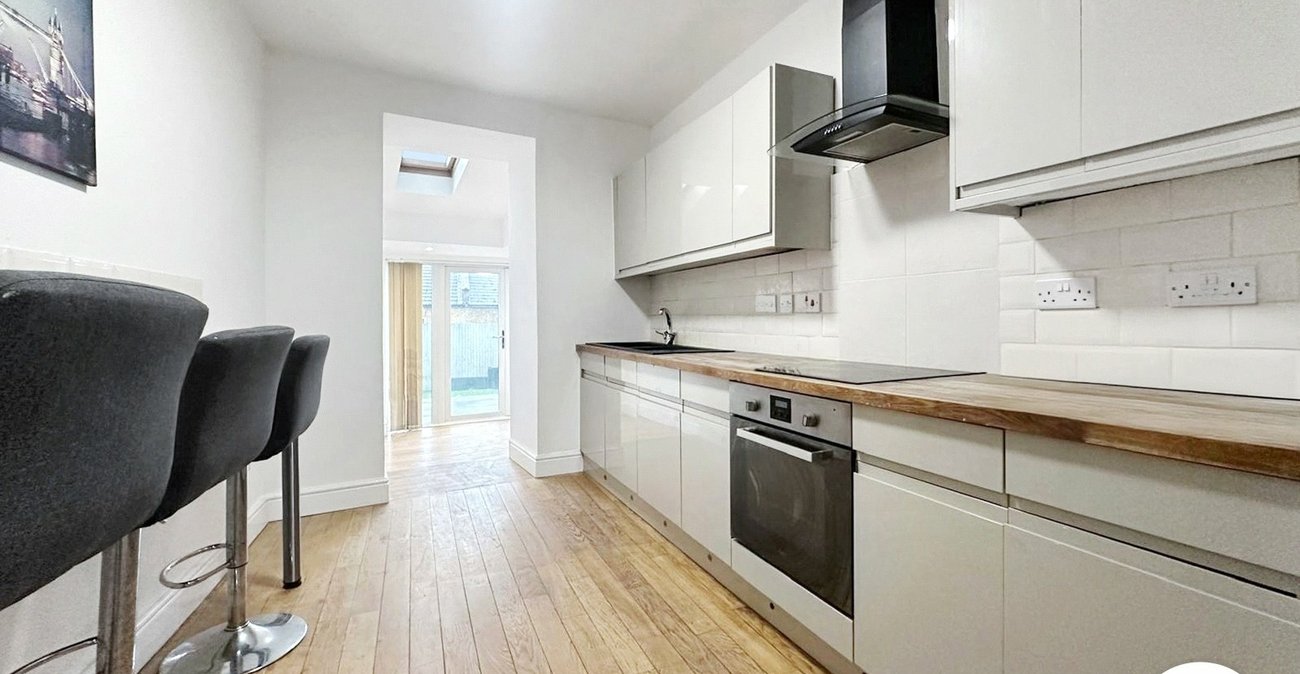 2 bedroom property to rent in London | 