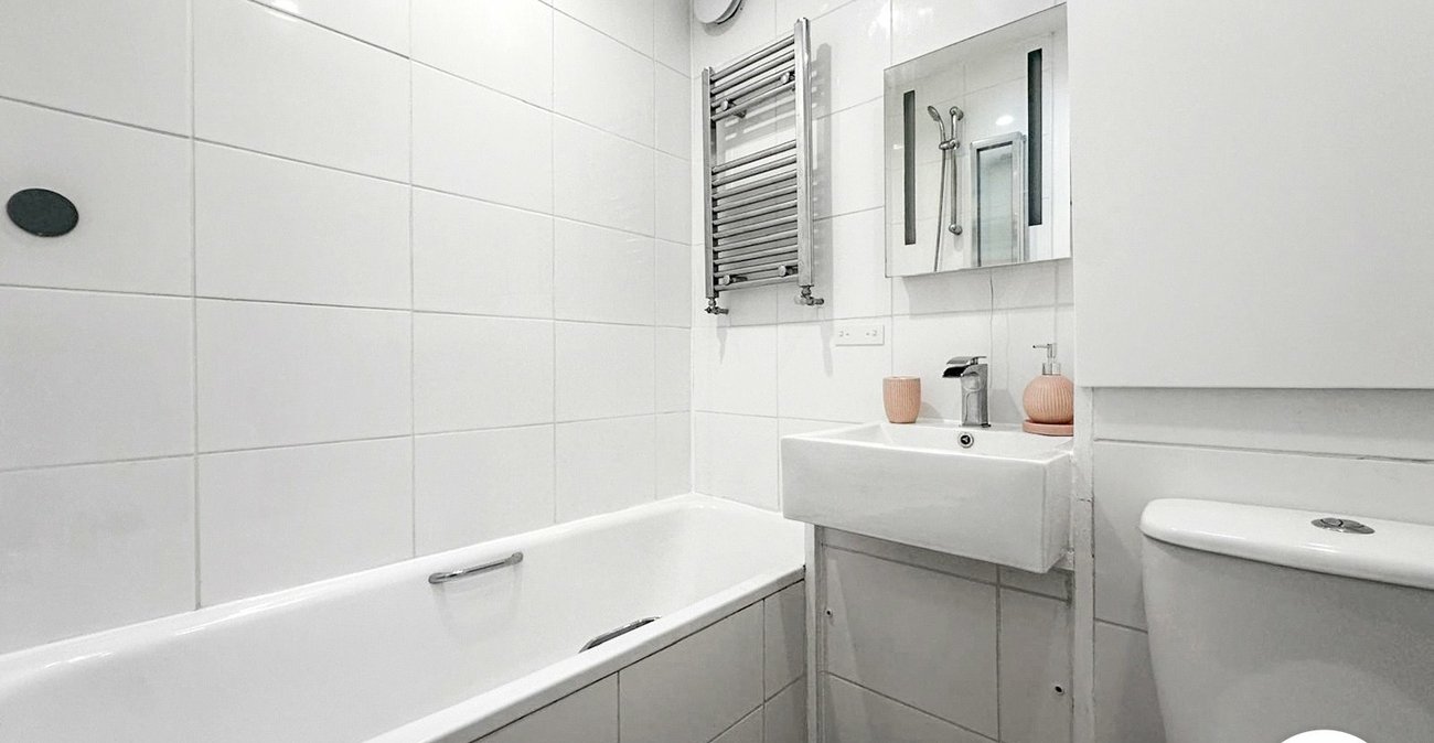 2 bedroom property to rent in London | 