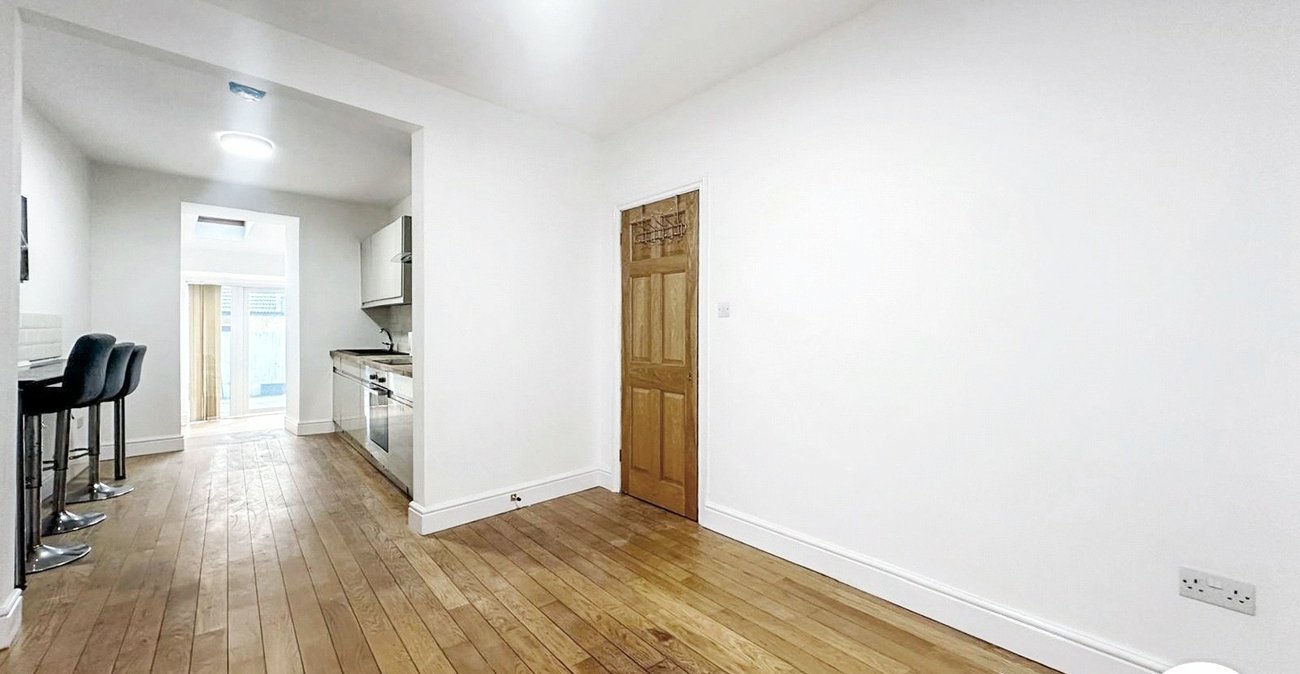 2 bedroom property to rent in London | 