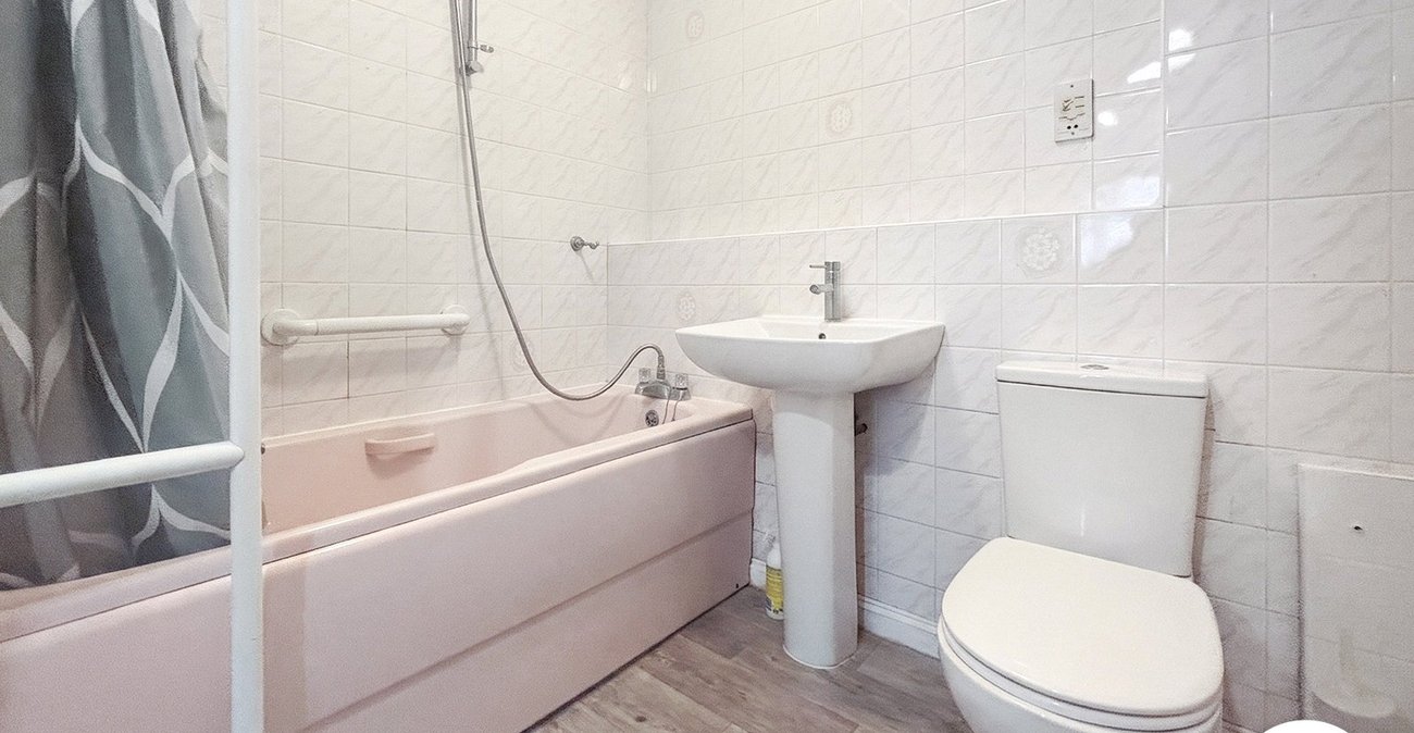 2 bedroom property to rent in Belvedere | Robinson Jackson