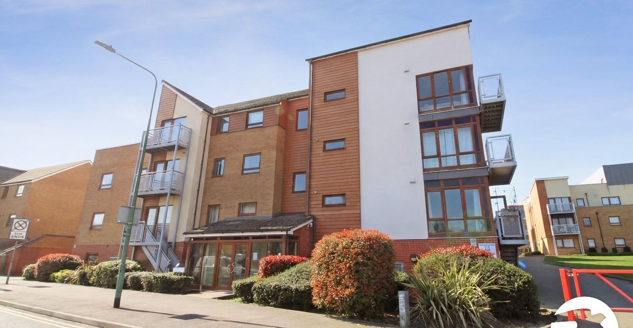 2 bedroom property to rent in Greenhithe | Robinson Michael & Jackson