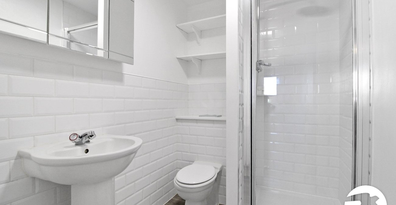 2 bedroom property to rent in Greenhithe | Robinson Michael & Jackson