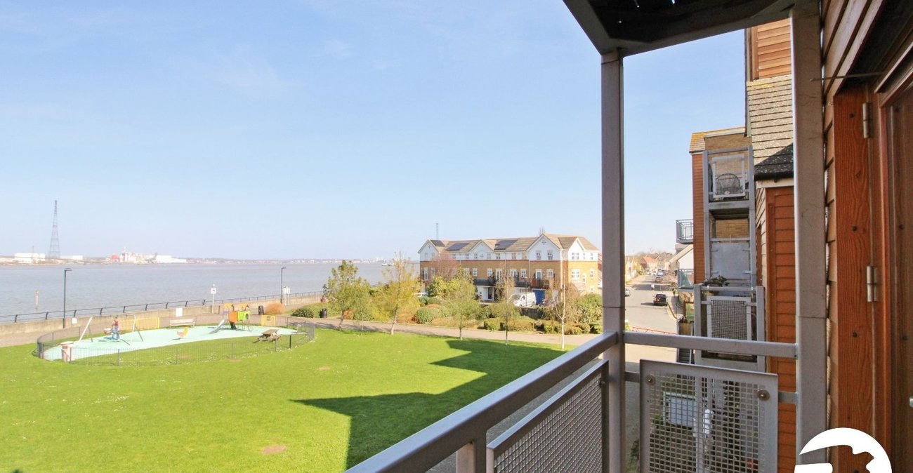 2 bedroom property to rent in Greenhithe | Robinson Michael & Jackson