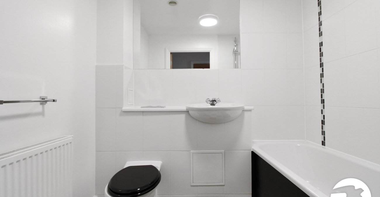 2 bedroom property to rent in Greenhithe | Robinson Michael & Jackson