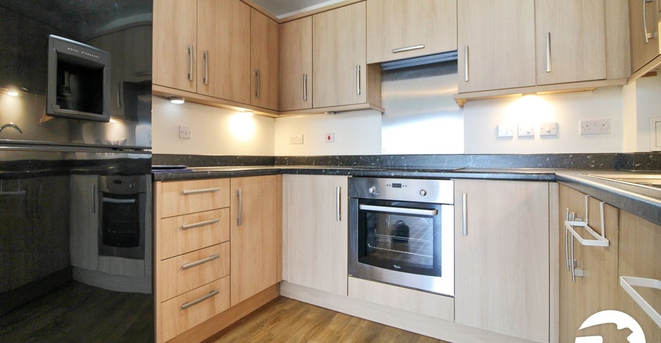 2 bedroom property to rent in Greenhithe | Robinson Michael & Jackson