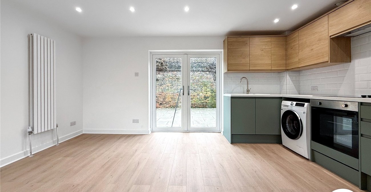 2 bedroom house to rent in London | Robinson Jackson