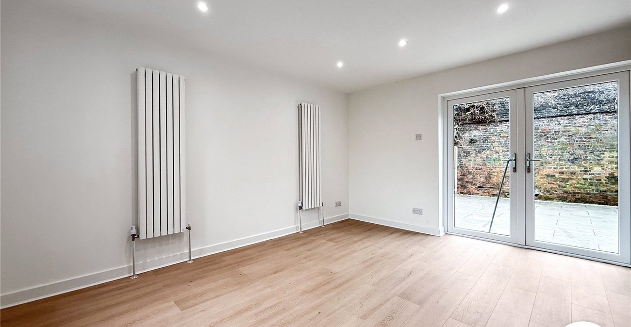 2 bedroom house to rent in London | Robinson Jackson