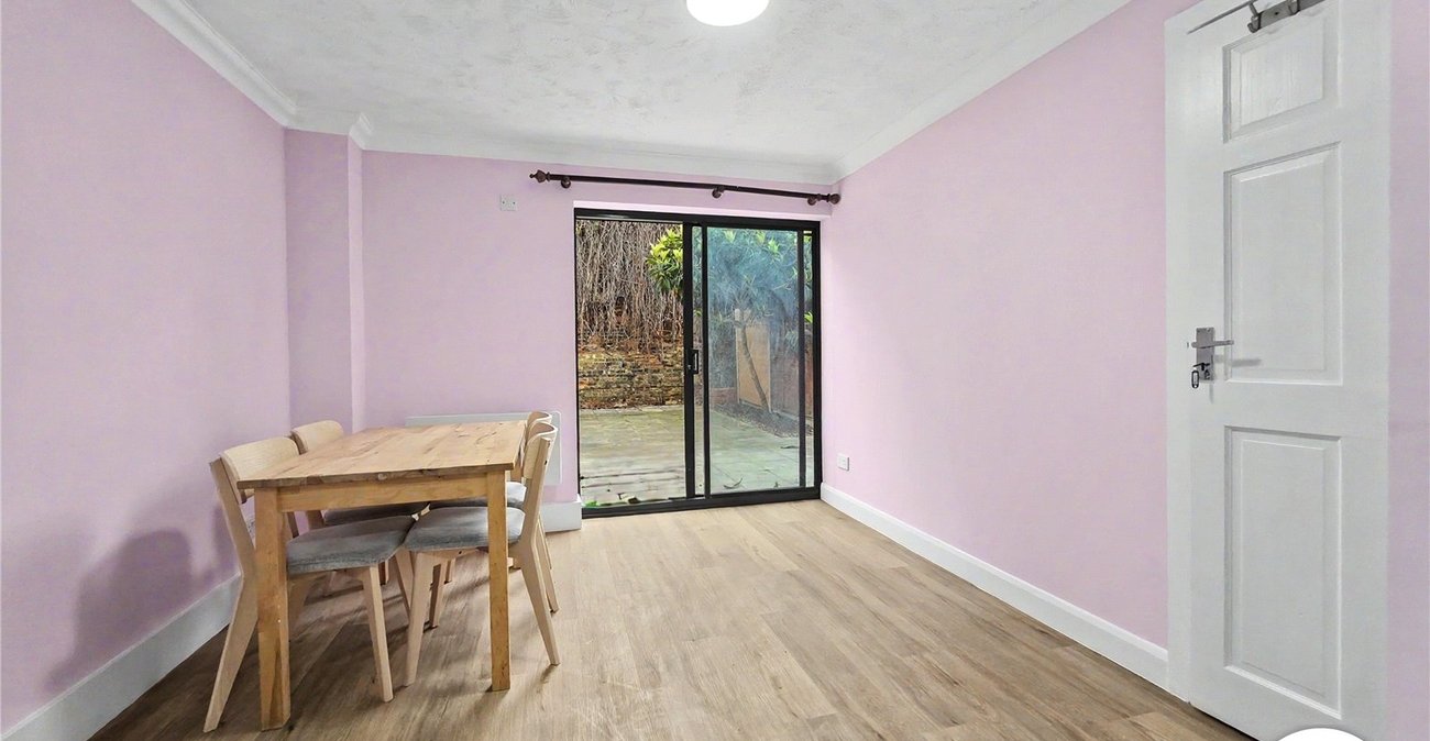 3 bedroom house to rent in London | Robinson Jackson