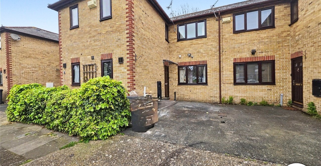 3 bedroom house to rent in London | Robinson Jackson