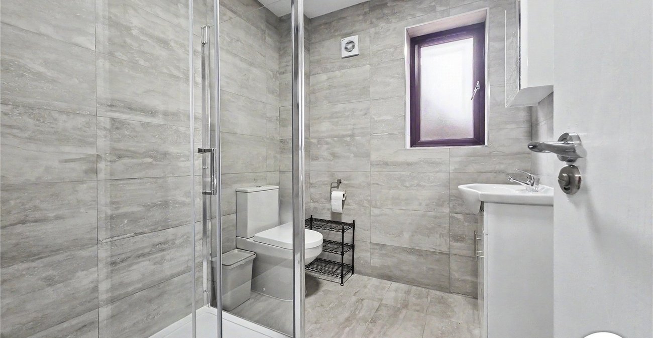 3 bedroom house to rent in London | Robinson Jackson