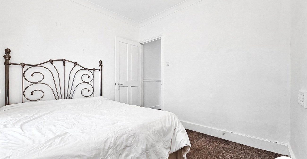 2 bedroom property to rent in London | Robinson Jackson