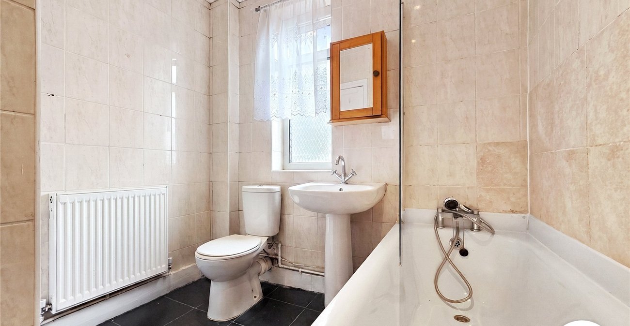 2 bedroom property to rent in London | Robinson Jackson
