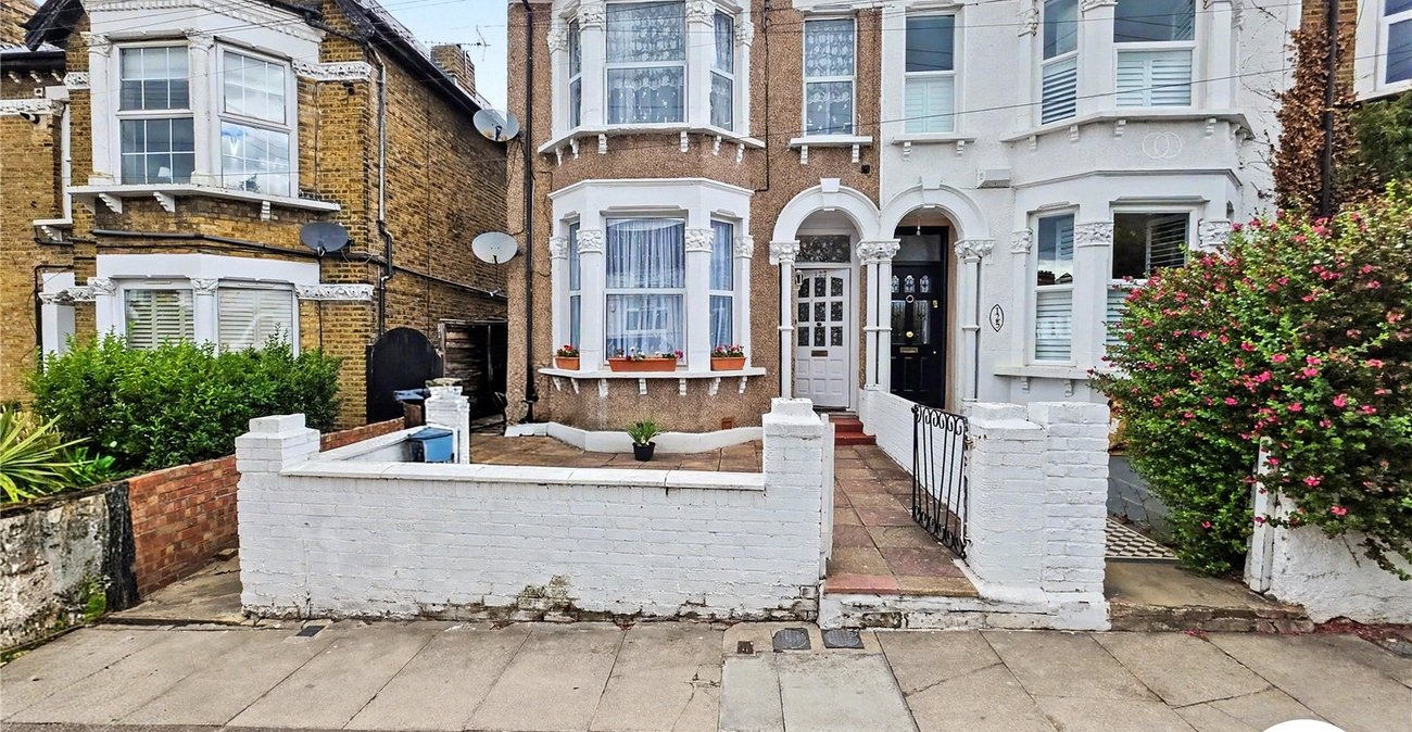 2 bedroom property to rent in London | Robinson Jackson