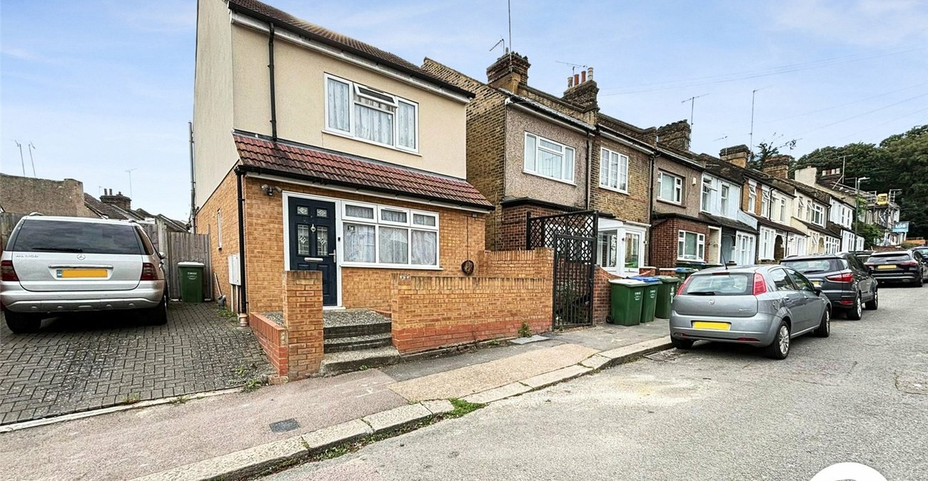 3 bedroom property to rent in Erith | Robinson Jackson