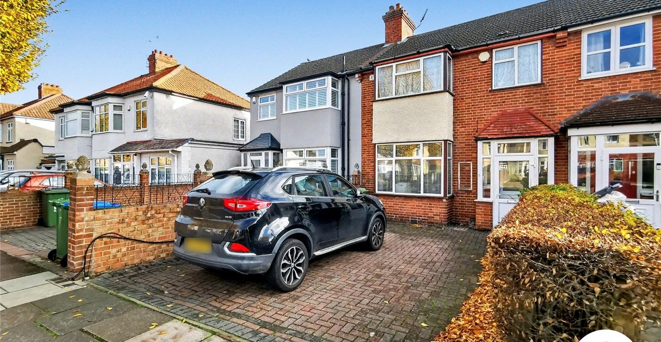 3 bedroom house to rent in London | Robinson Jackson