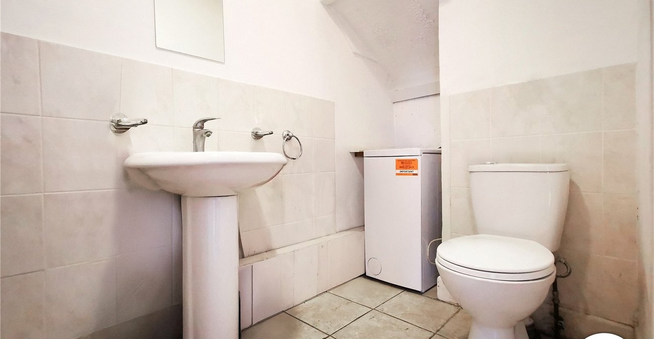 3 bedroom house to rent in London | Robinson Jackson