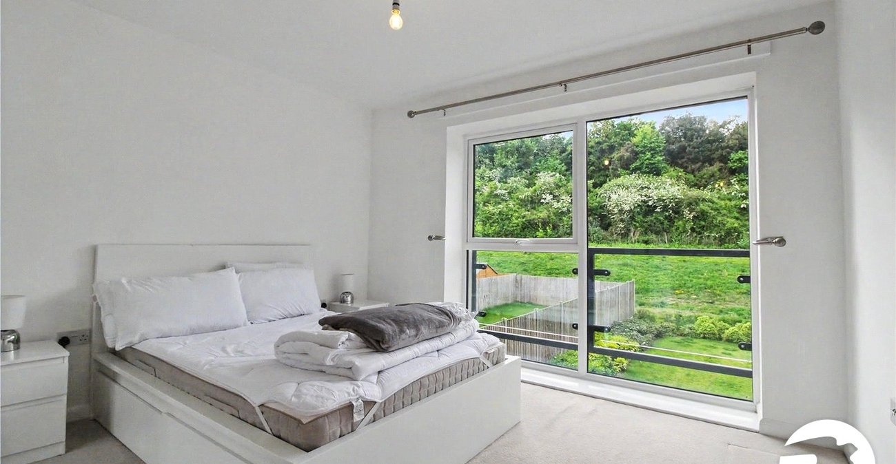 2 bedroom property to rent in Greenhithe | Robinson Michael & Jackson