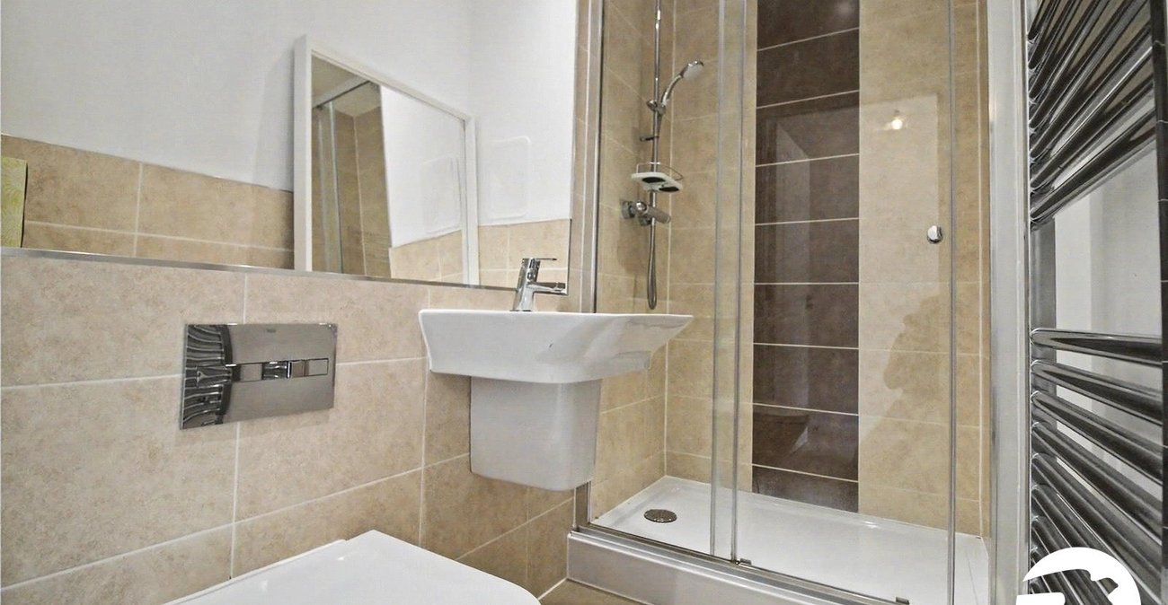 2 bedroom property to rent in Greenhithe | Robinson Michael & Jackson