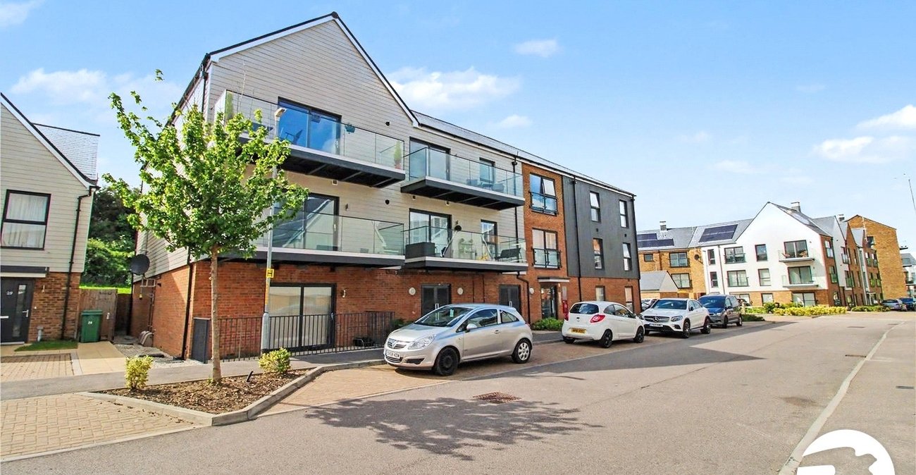 2 bedroom property to rent in Greenhithe | Robinson Michael & Jackson