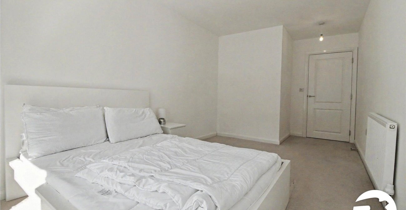 2 bedroom property to rent in Greenhithe | Robinson Michael & Jackson