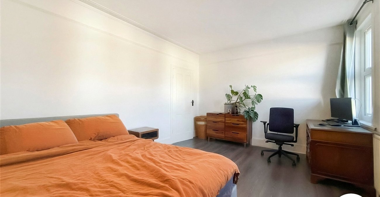 3 bedroom house to rent in London | Robinson Jackson