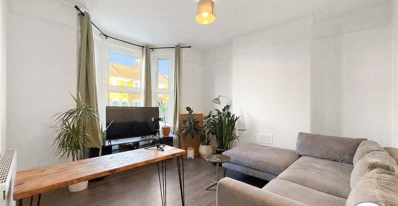 3 bedroom house to rent in London | Robinson Jackson
