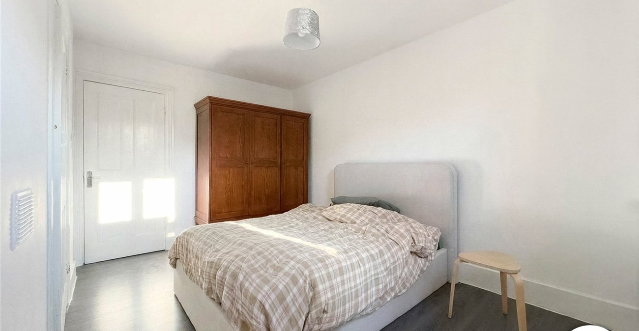 3 bedroom house to rent in London | Robinson Jackson