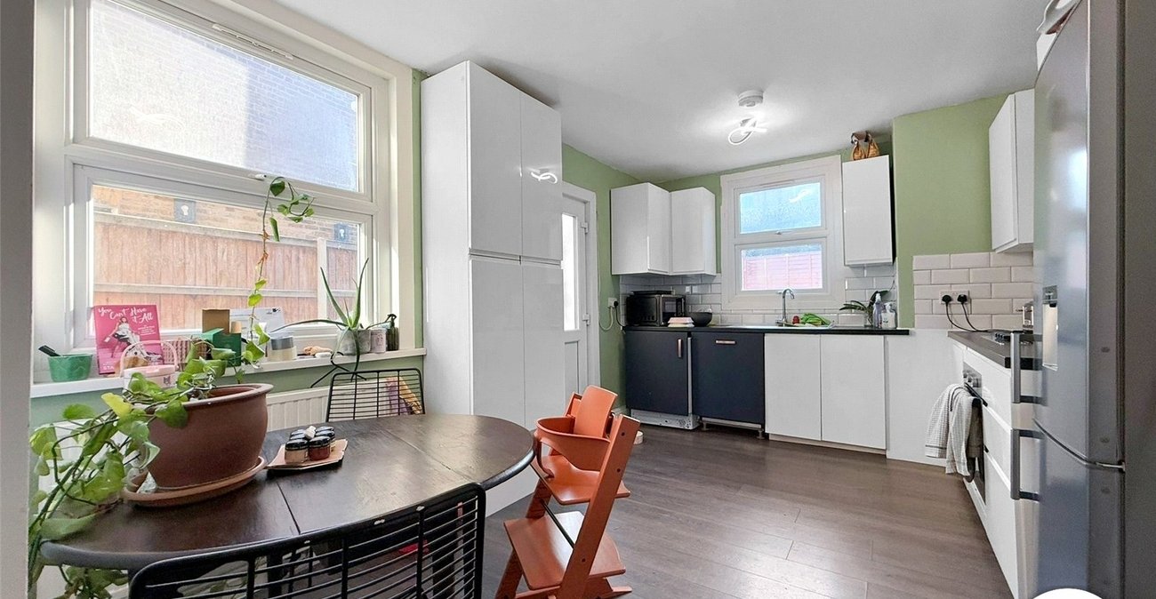 3 bedroom house to rent in London | Robinson Jackson
