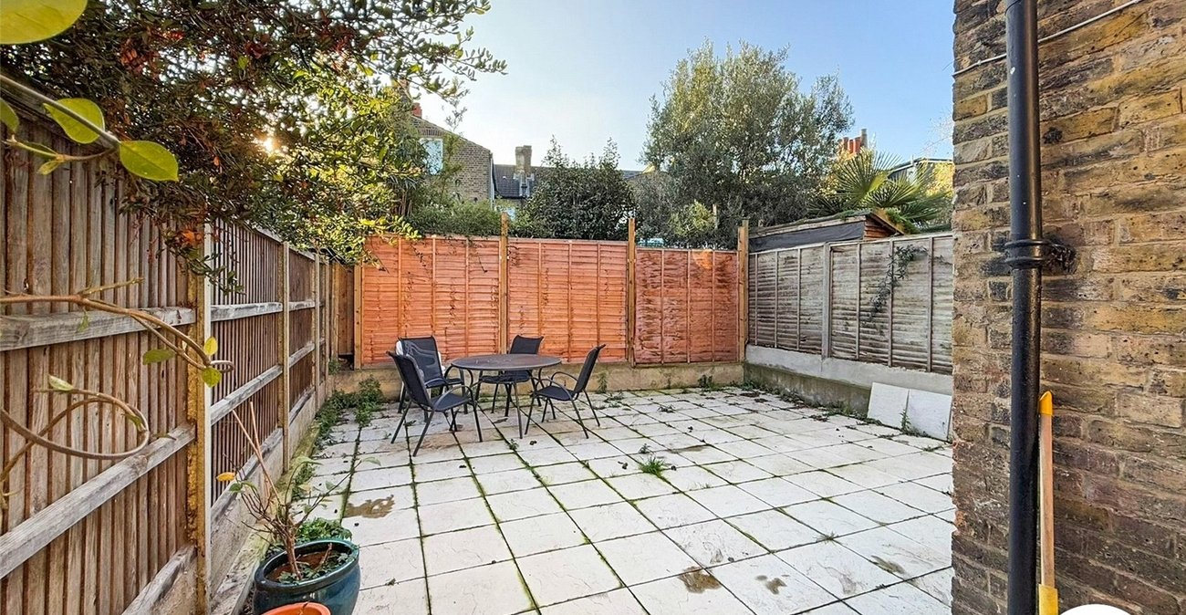 3 bedroom house to rent in London | Robinson Jackson