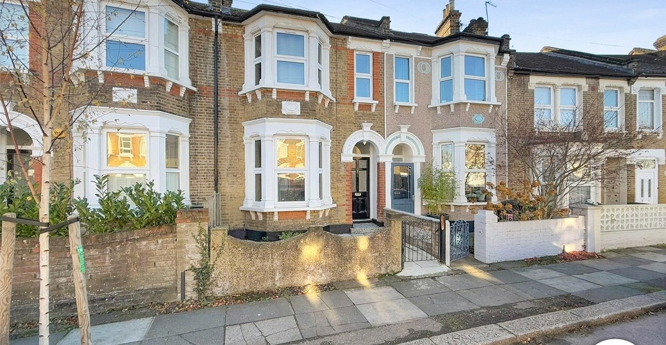 3 bedroom house to rent in London | Robinson Jackson