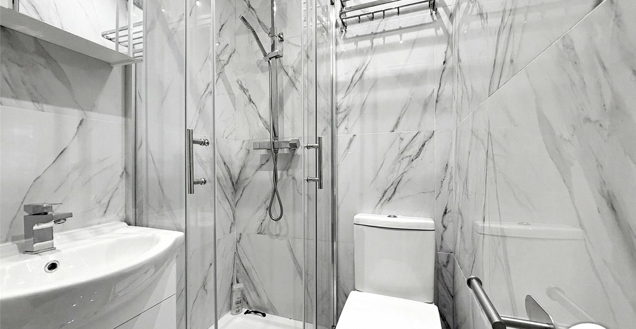 3 bedroom house to rent in London | Robinson Jackson