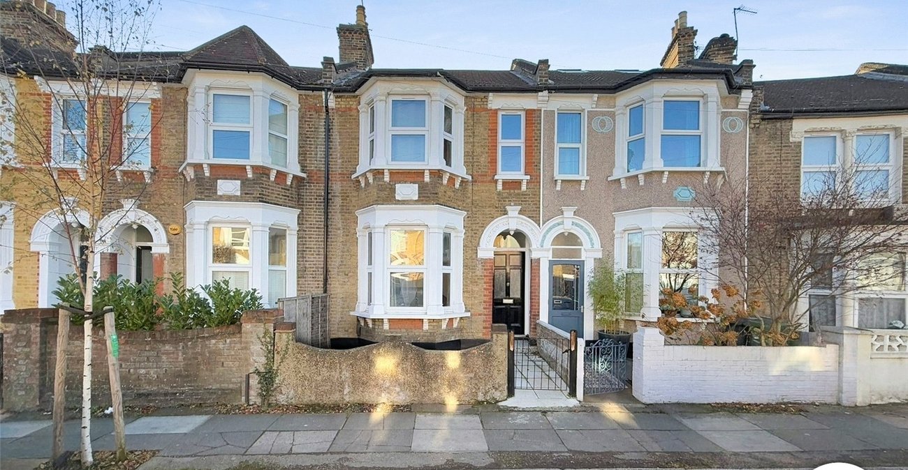3 bedroom house to rent in London | Robinson Jackson