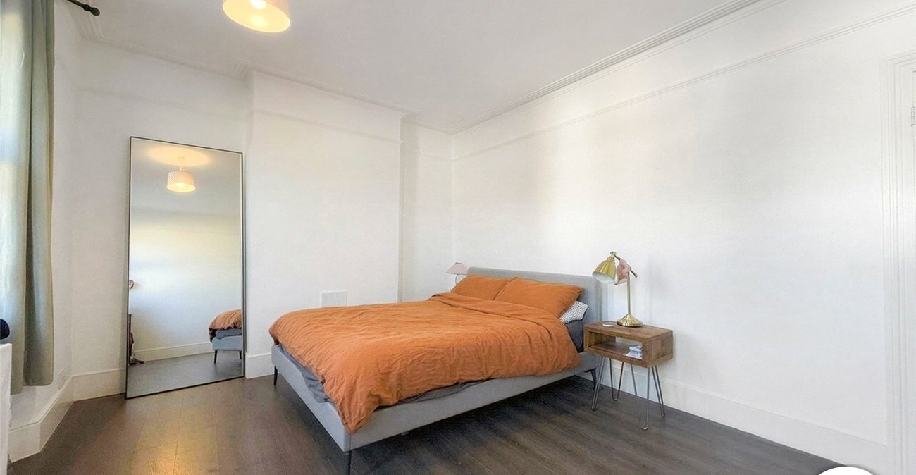 3 bedroom house to rent in London | Robinson Jackson