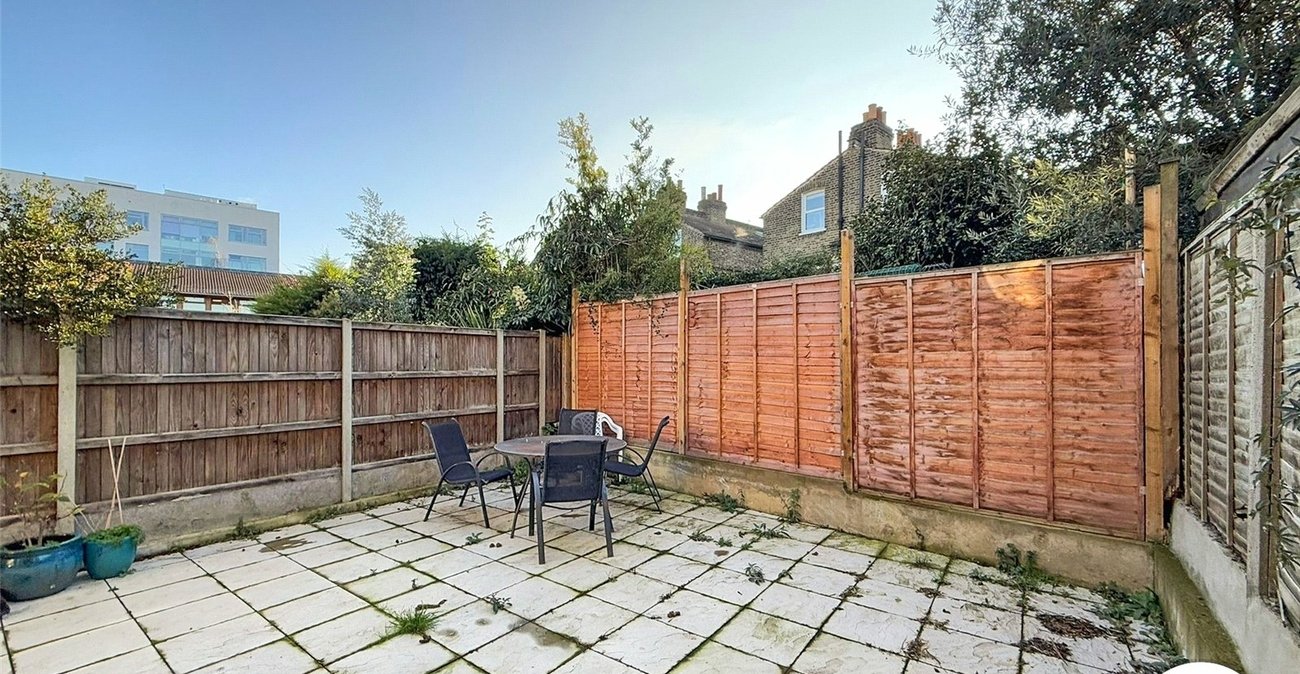 3 bedroom house to rent in London | Robinson Jackson