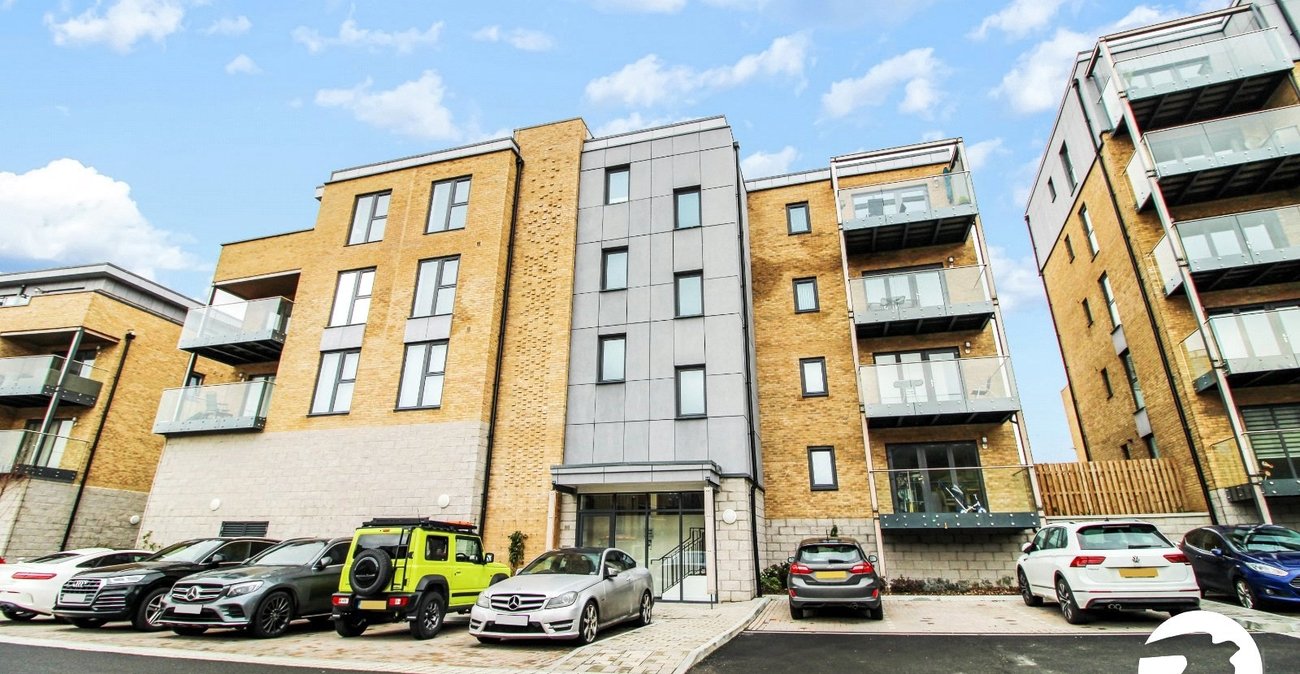 2 bedroom property to rent in Castle Hill Drive | Robinson Michael & Jackson