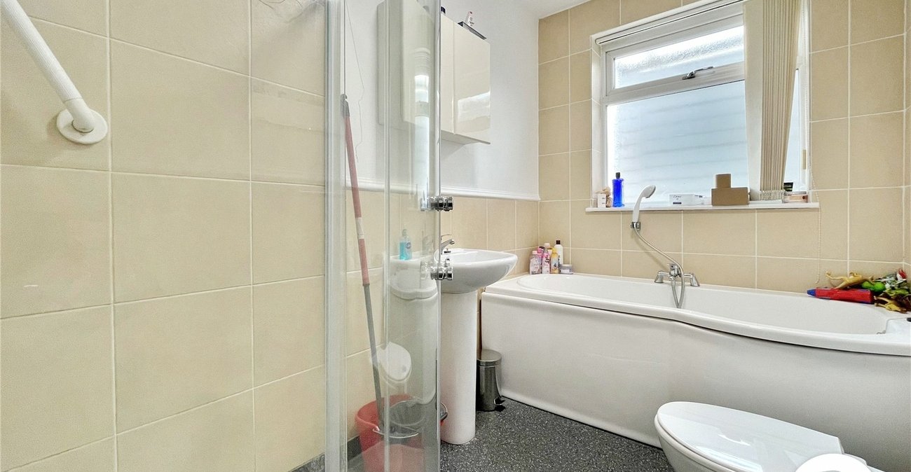 4 bedroom bungalow to rent in Bexleyheath | Robinson Jackson