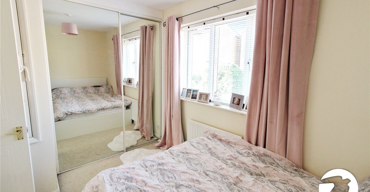 2 bedroom house to rent in Greenhithe | Robinson Michael & Jackson