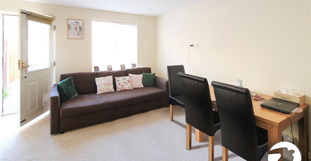 2 bedroom house to rent in Greenhithe | Robinson Michael & Jackson