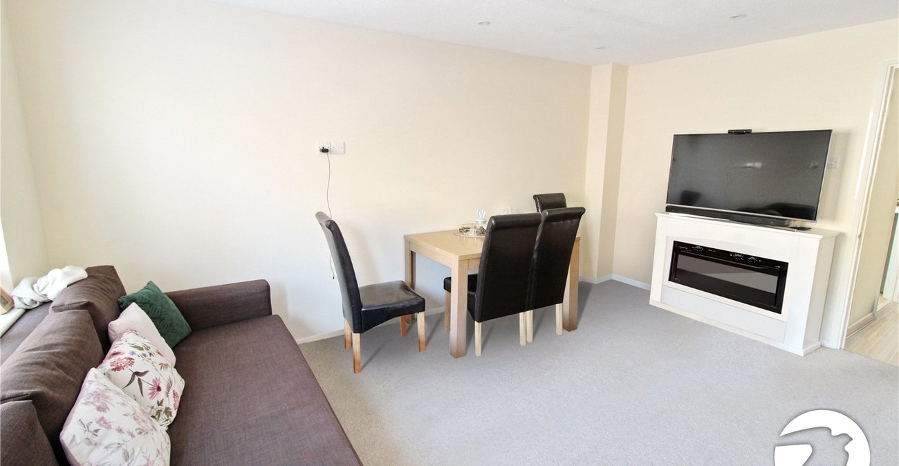 2 bedroom house to rent in Greenhithe | Robinson Michael & Jackson