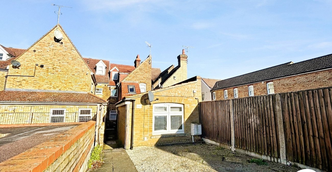 2 bedroom property to rent in Rainham | Robinson Michael & Jackson