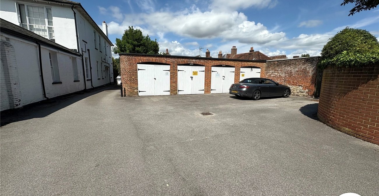 2 bedroom property to rent in West Malling | Robinson Michael & Jackson