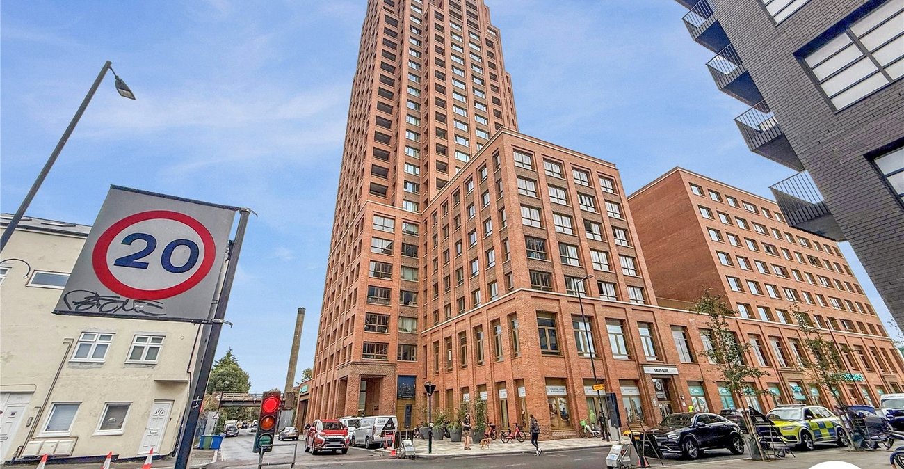 2 bedroom property to rent in London | Robinson Jackson