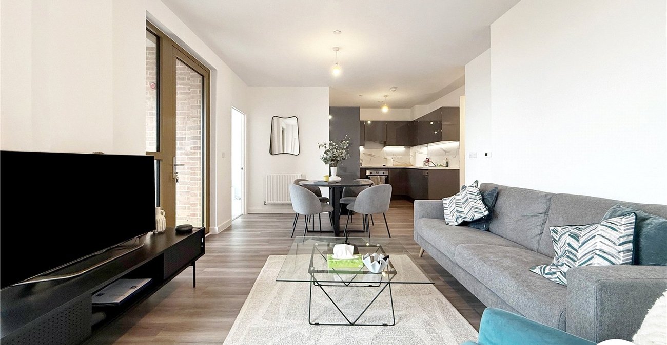 2 bedroom property to rent in London | Robinson Jackson