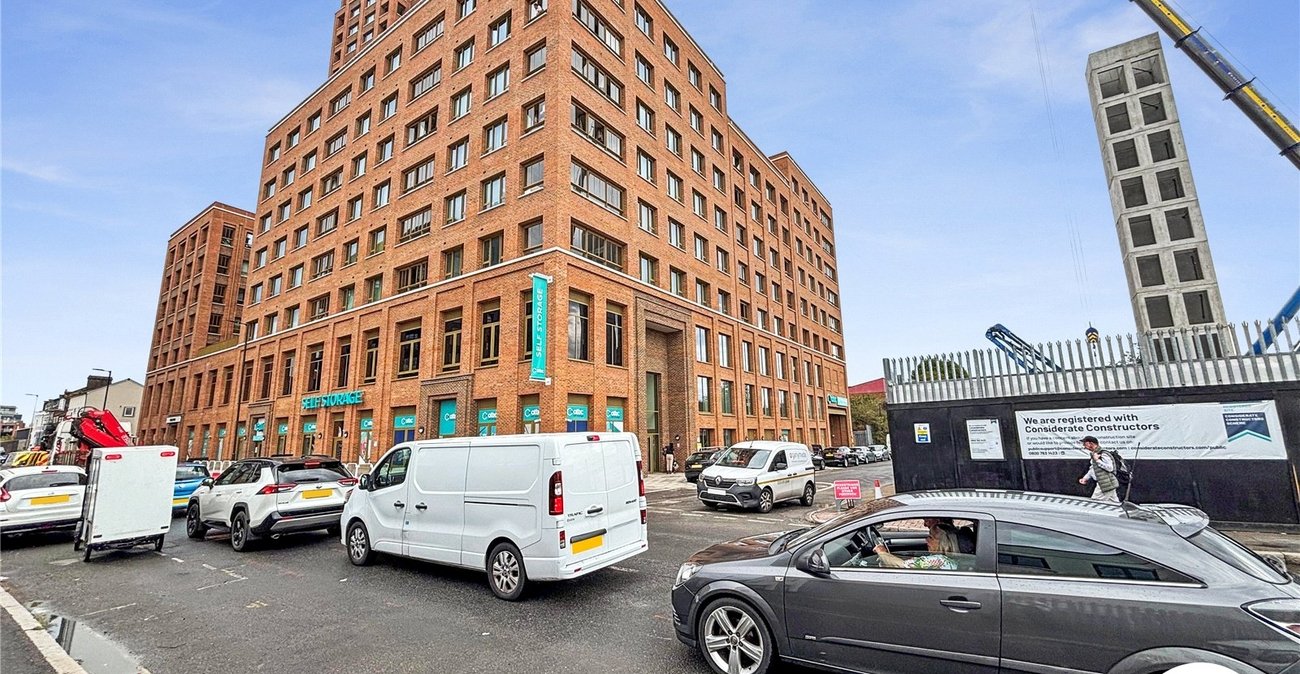 2 bedroom property to rent in London | Robinson Jackson