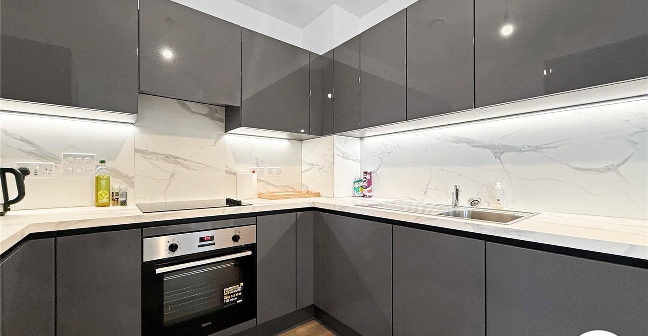 2 bedroom property to rent in London | Robinson Jackson