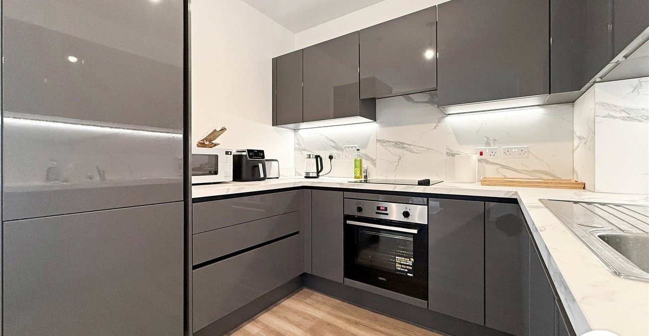 2 bedroom property to rent in London | Robinson Jackson