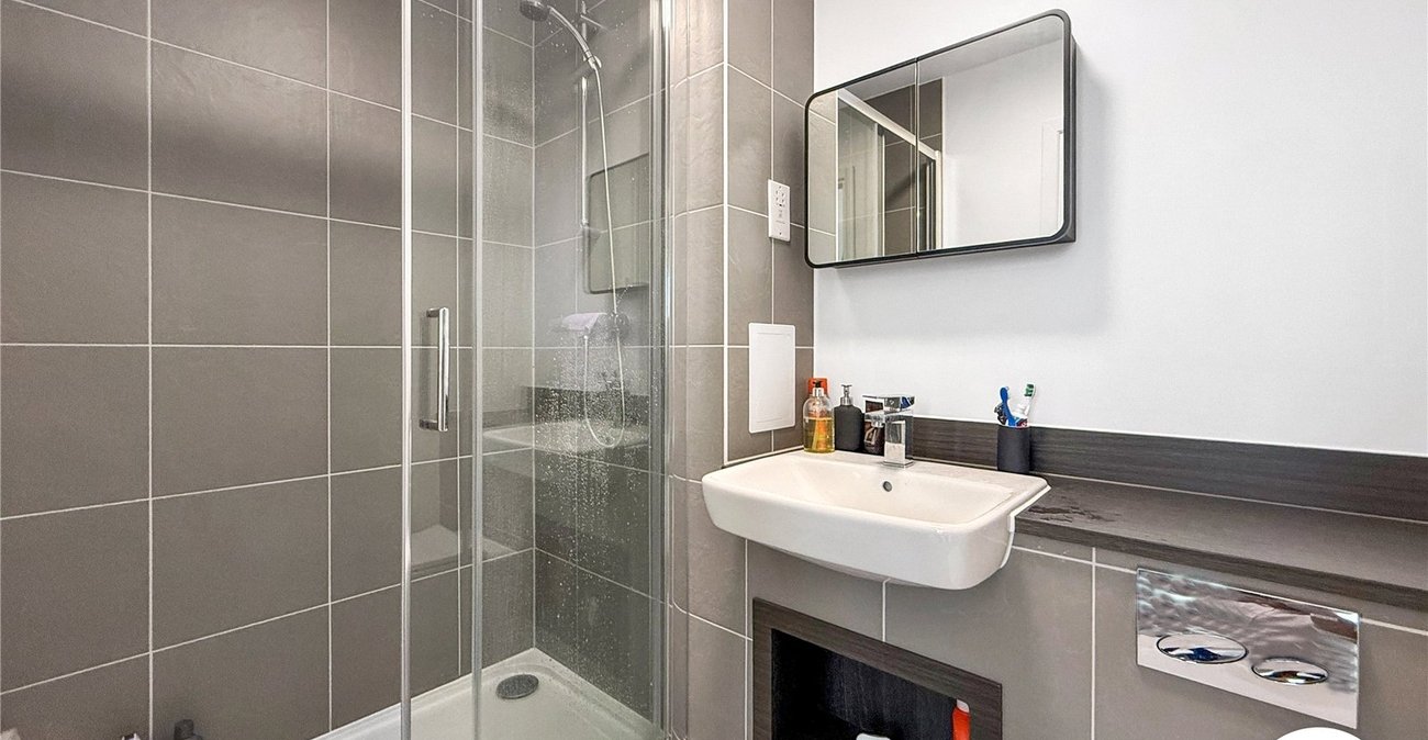 2 bedroom property to rent in London | Robinson Jackson