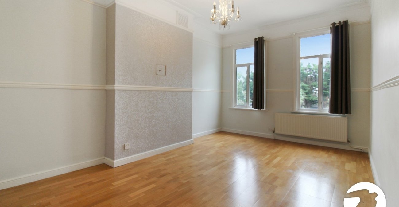 4 bedroom property to rent in London | Robinson Jackson